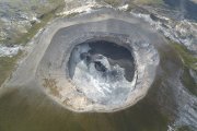 Coulées de carbonnatites (blanches) dans le cratère de l'Ol Doinyo Lengaï